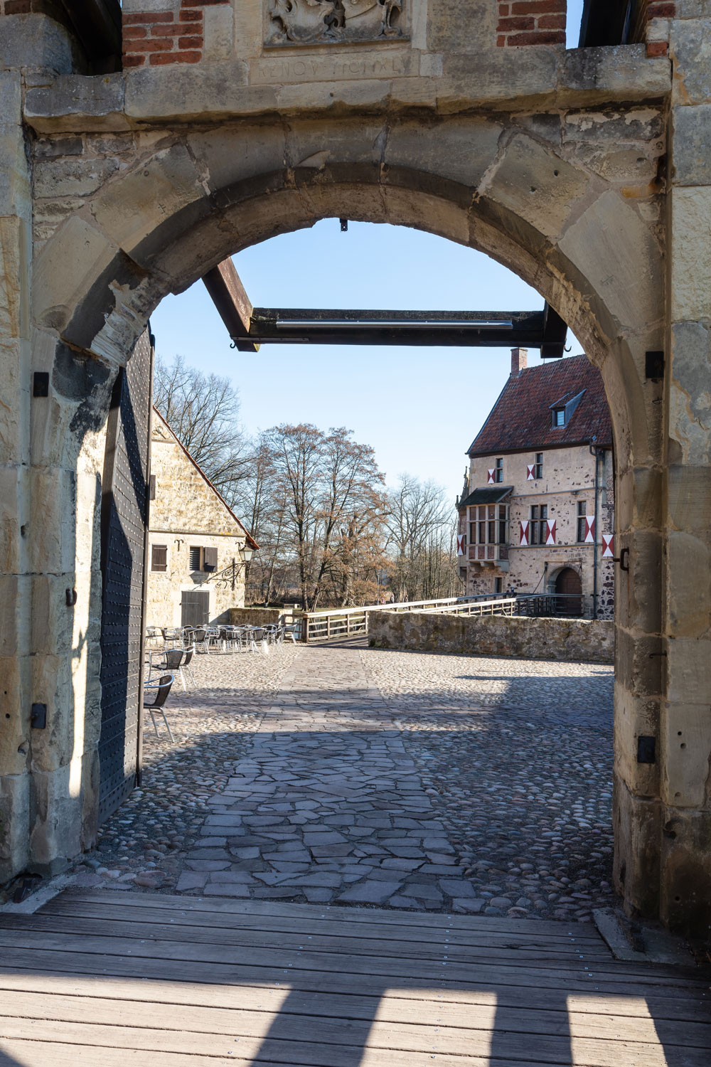 Zugang zum Burghof durch Zugbrückentor mit rollstuhlgerechtem Weg durch das Kopfsteinpflaster
