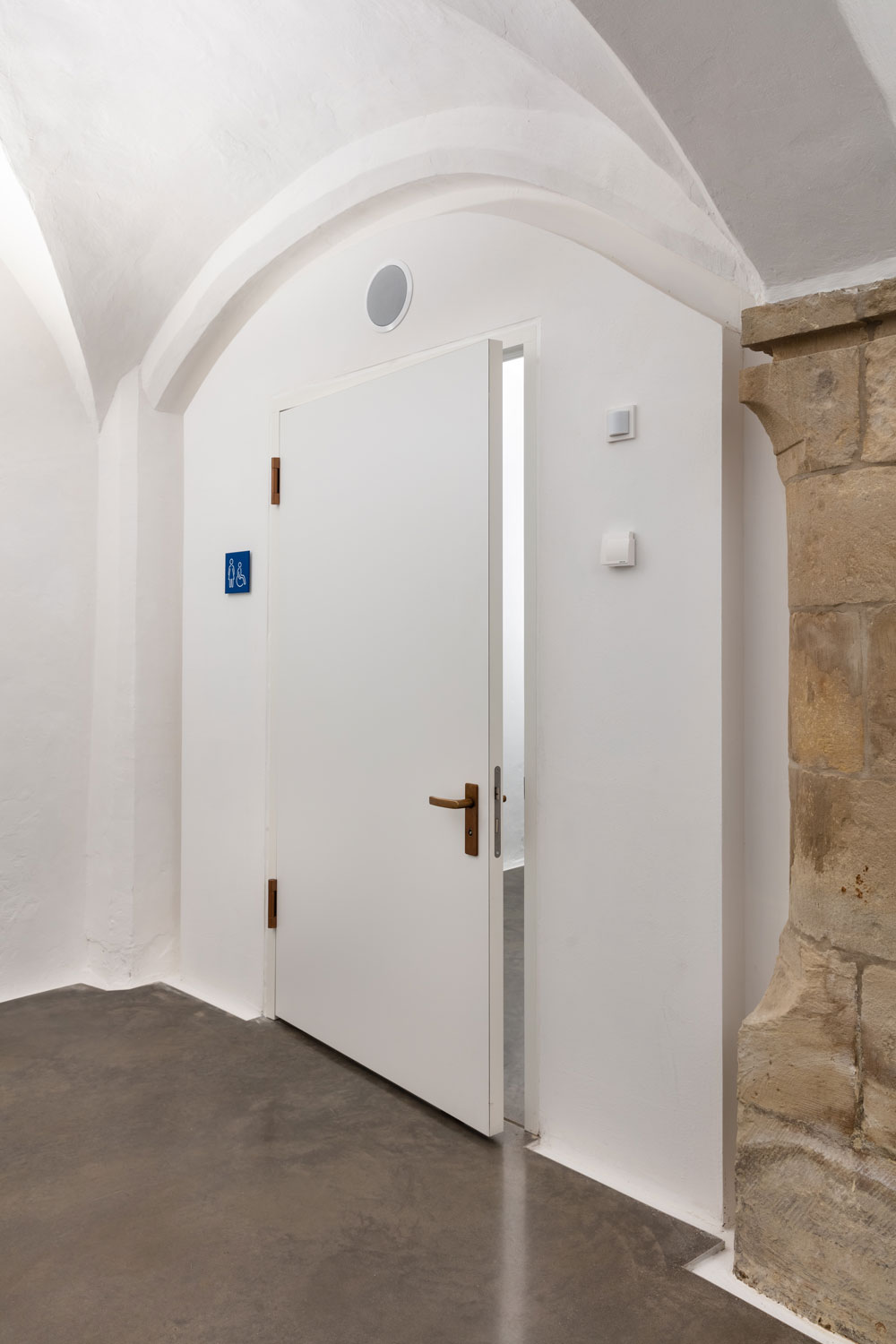 Breite weiße Toilettentüren für barrierefreien Zugang zu den Räumlichkeiten