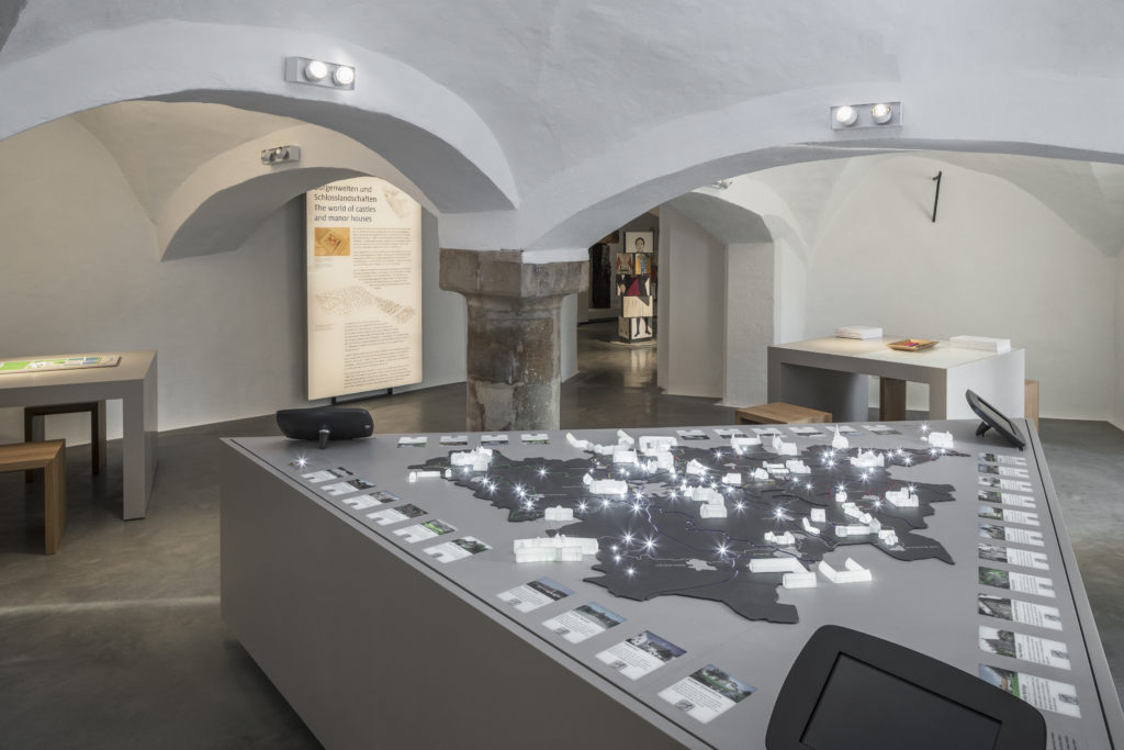 Foto für Führungen für Erwachsene, interaktives Modell der Schlösser und Burgen im Münsterland in der Dauerausstellung der Burg
