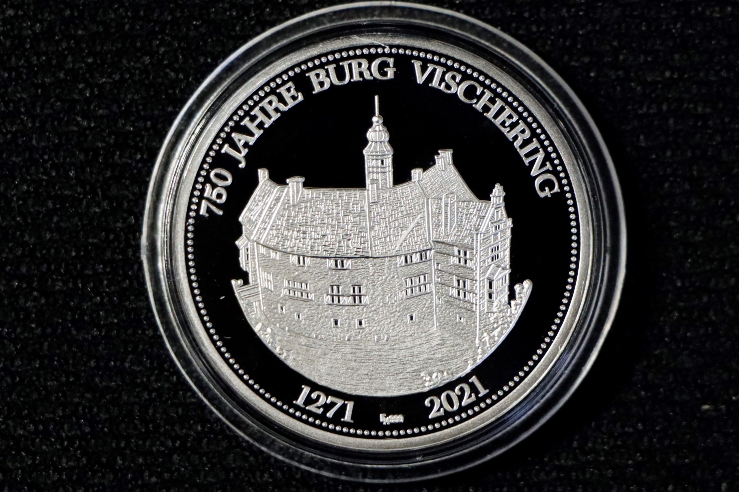 Frontansicht der Sonderprägung der silbernen Jubiläumsmedaille mit der Ansicht der Burg Vischering