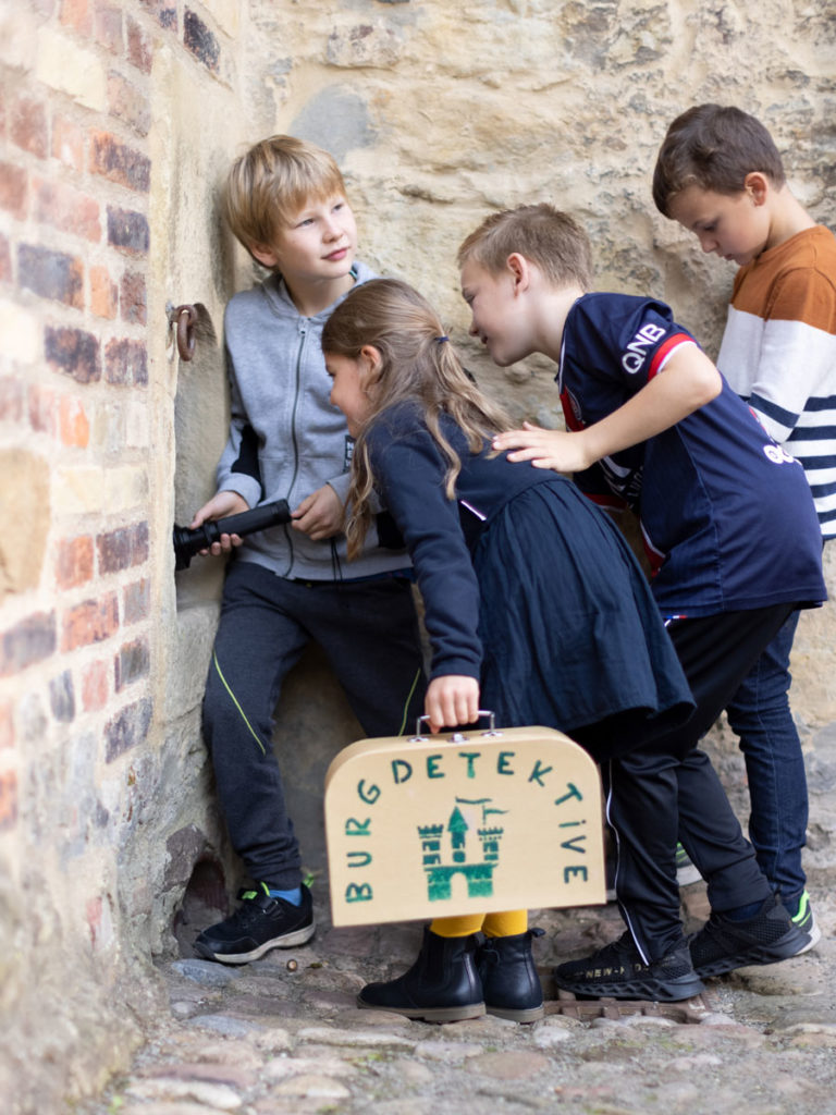 Kinder spielen Burgdetektive auf der Burg Vischering
