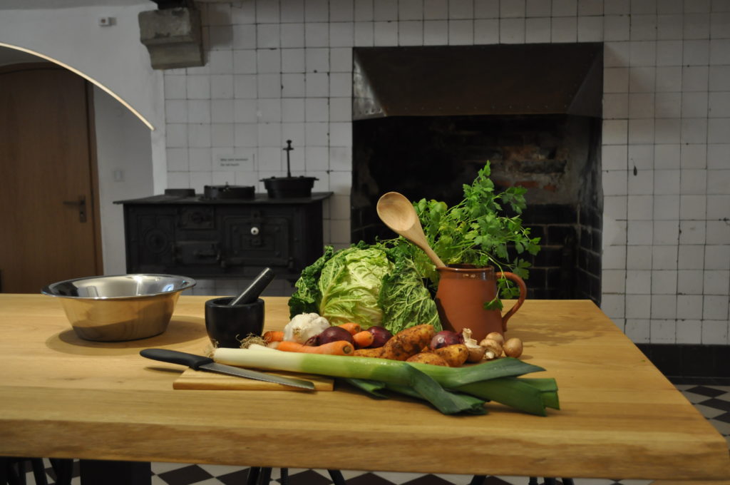 Veranstaltungsfoto Kochworkshop. Frisches Gemüse und Kochutensilien auf dem Tisch in der Seminarküche der Burg Vischering