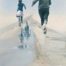 Ölgemälde von Gan-Erdene Tsend mit zwei Personen in der Rückansicht, die wegrennen. Ihre Silhouetten spiegeln sich auf dem nassen Boden.