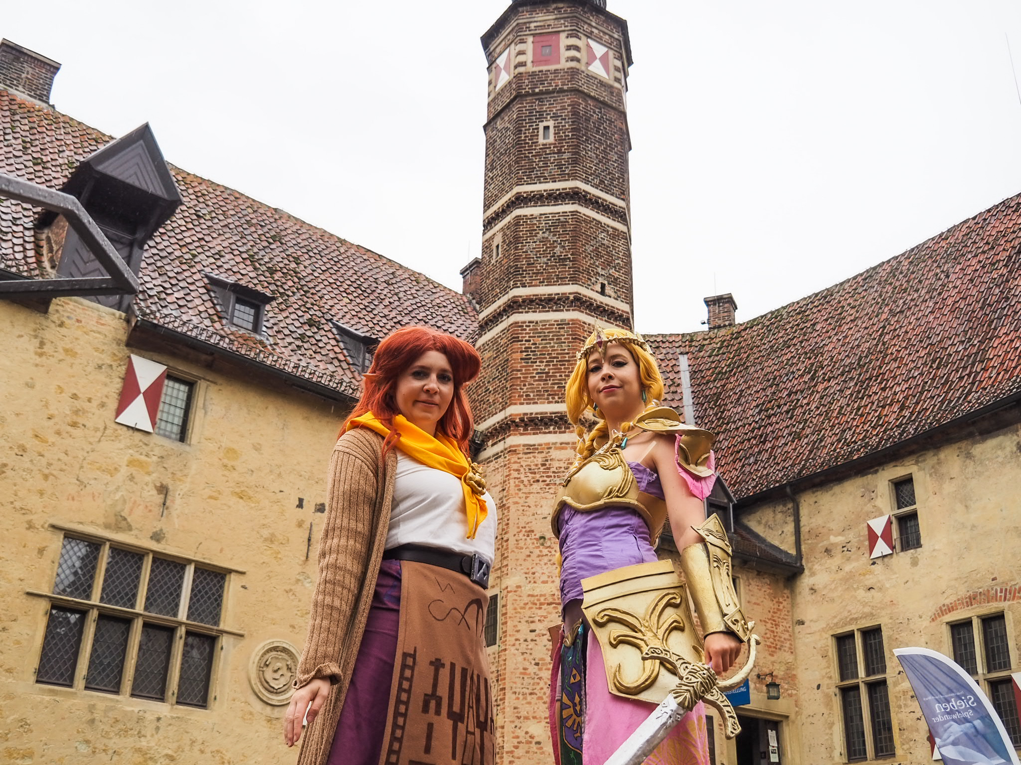 Zwei Fans posieren vor der Burg Vischering während des Annotopia-Fantasyfestivals im Jahr 2021.
