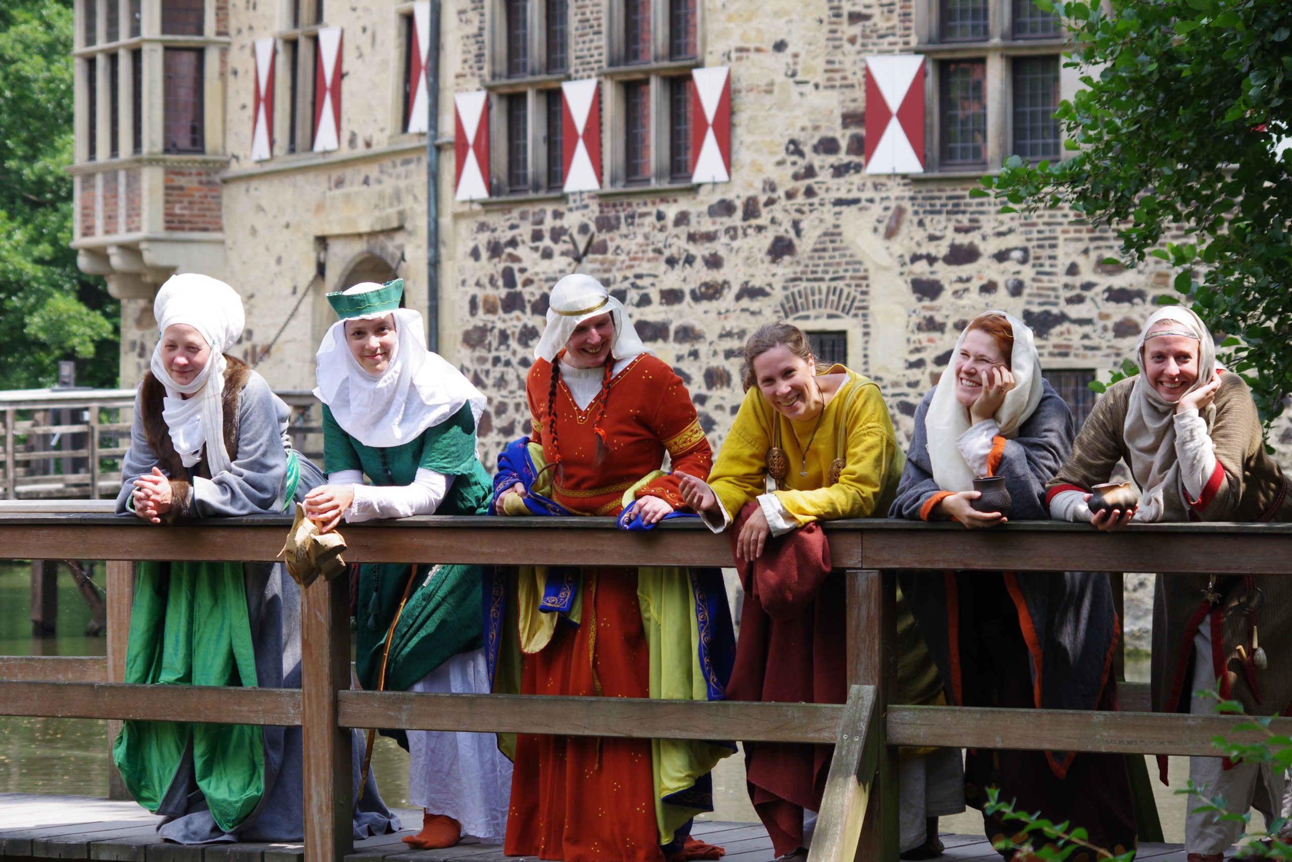 Bei der 13. Belagerung der Burg finden sich wieder zahlreiche Ehrenamtliche an der Burg ein, um ein mittelalterliches Programm auf die Beine zu stellen.