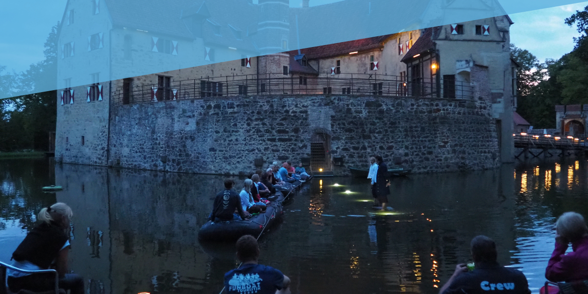Die Schauspieler stehen auf dem zu Wasser gelassenen Rettungssteg und das Publikum sitzt in Booten vor ihnen im Wasser.