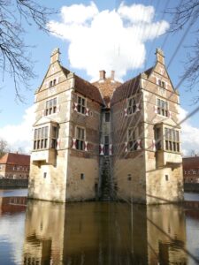 Burg Vischering mit Spiegelung und Wassergraben