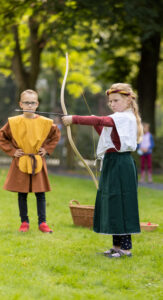 Szenen wie spielende Kinder in den Räumen oder im Innenhof der Burg Vischering zwecks Verwendung für zukünftige Werbung der Burg.